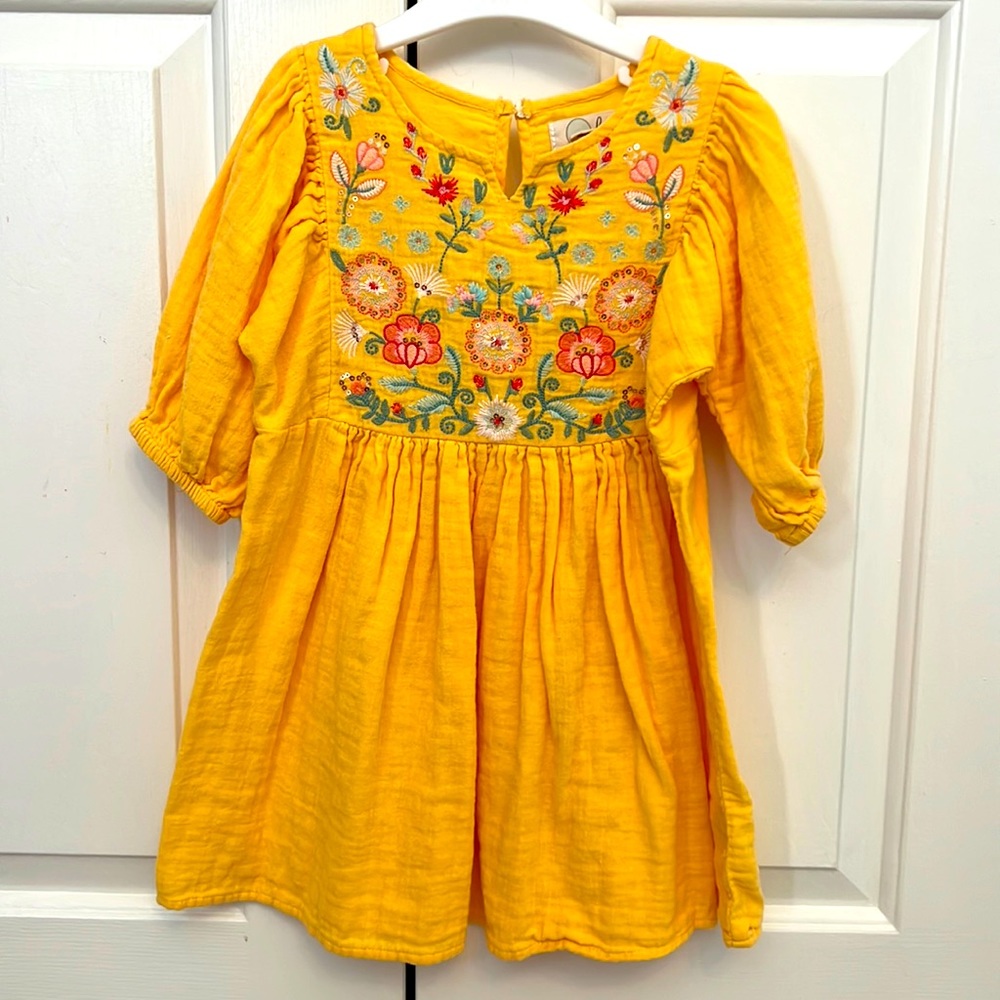 Precious yellow dress with floral embroidery